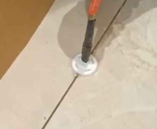 和平瓷砖空鼓维修公司专业解答瓷砖在铺贴过程中，如果没有涂抹均匀到位的粘结材料（如水泥砂浆或瓷砖胶），可能会导致以下问题
